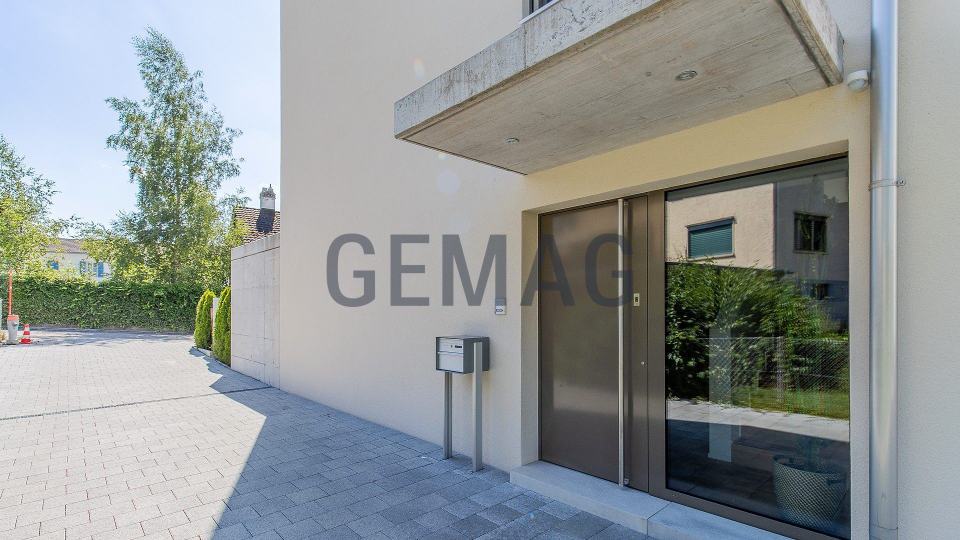 Neubau 2023: 5.5-Zimmer-Einfamilienhaus mit Pool und Designerküche